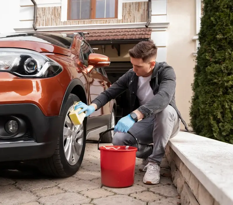 Lavage auto à domicile Enval : professionnel intervenant sur un véhicule